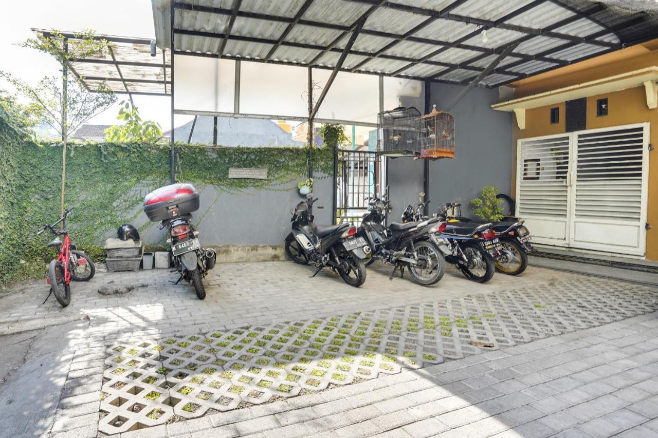 SPOT ON 91745 Rumah Kost Gresik Syariah Bagian luar foto