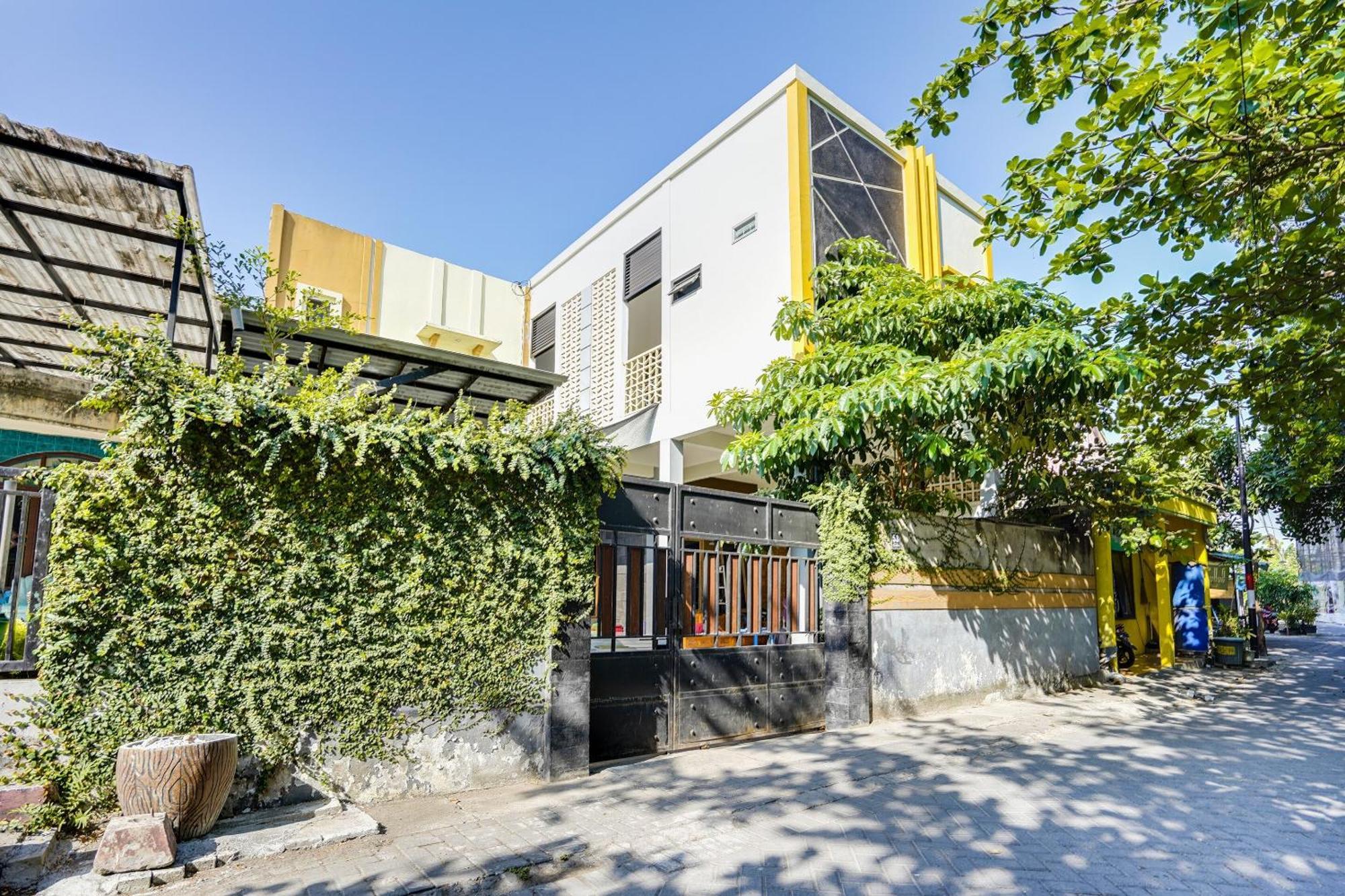 SPOT ON 91745 Rumah Kost Gresik Syariah Bagian luar foto