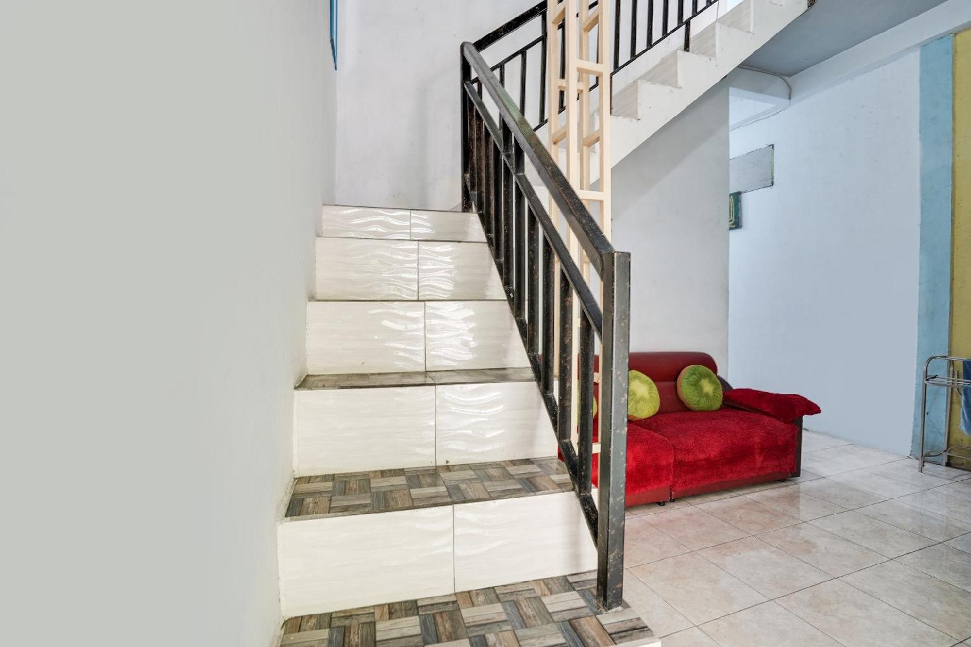 SPOT ON 91745 Rumah Kost Gresik Syariah Bagian luar foto