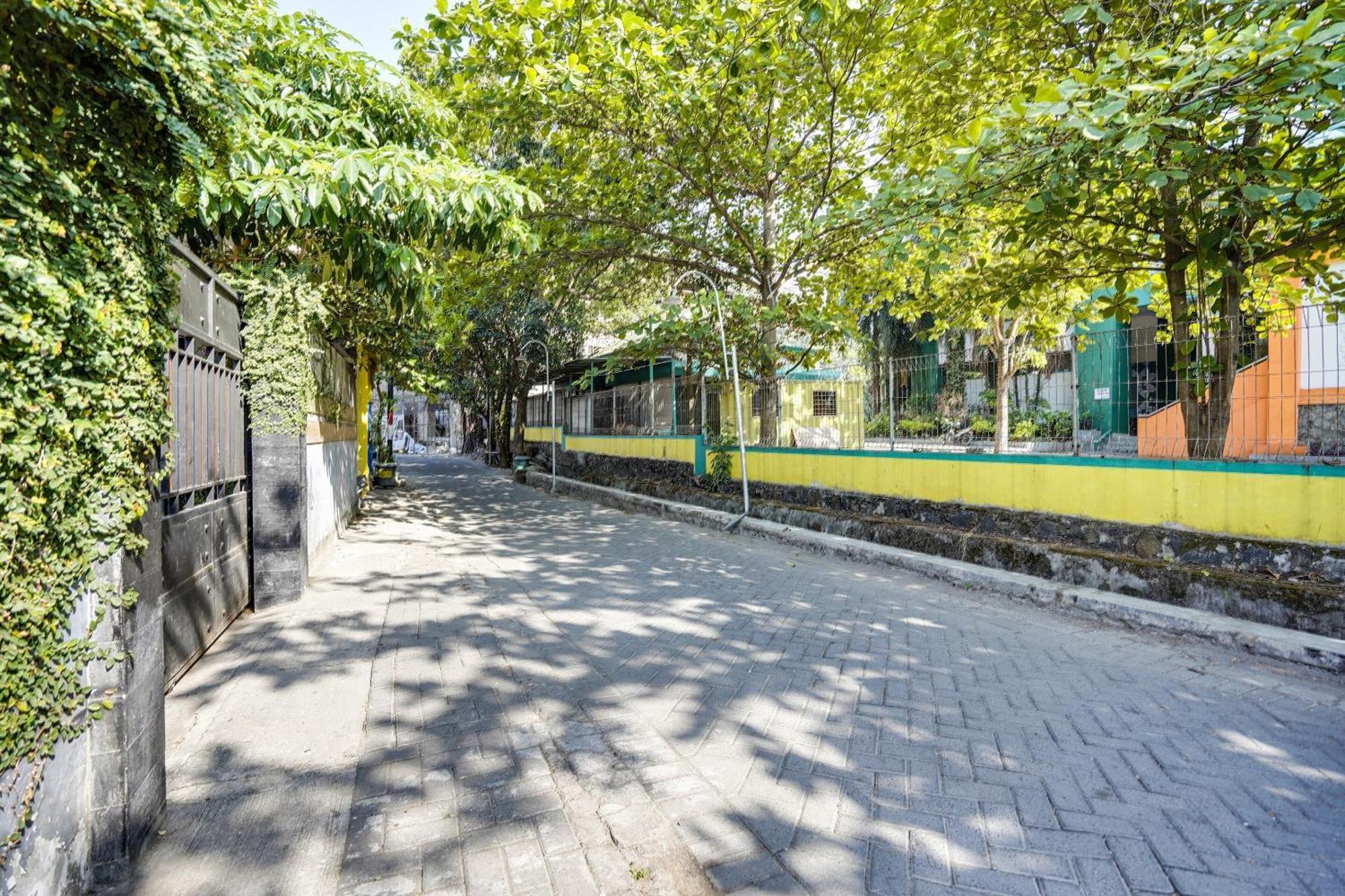 SPOT ON 91745 Rumah Kost Gresik Syariah Bagian luar foto