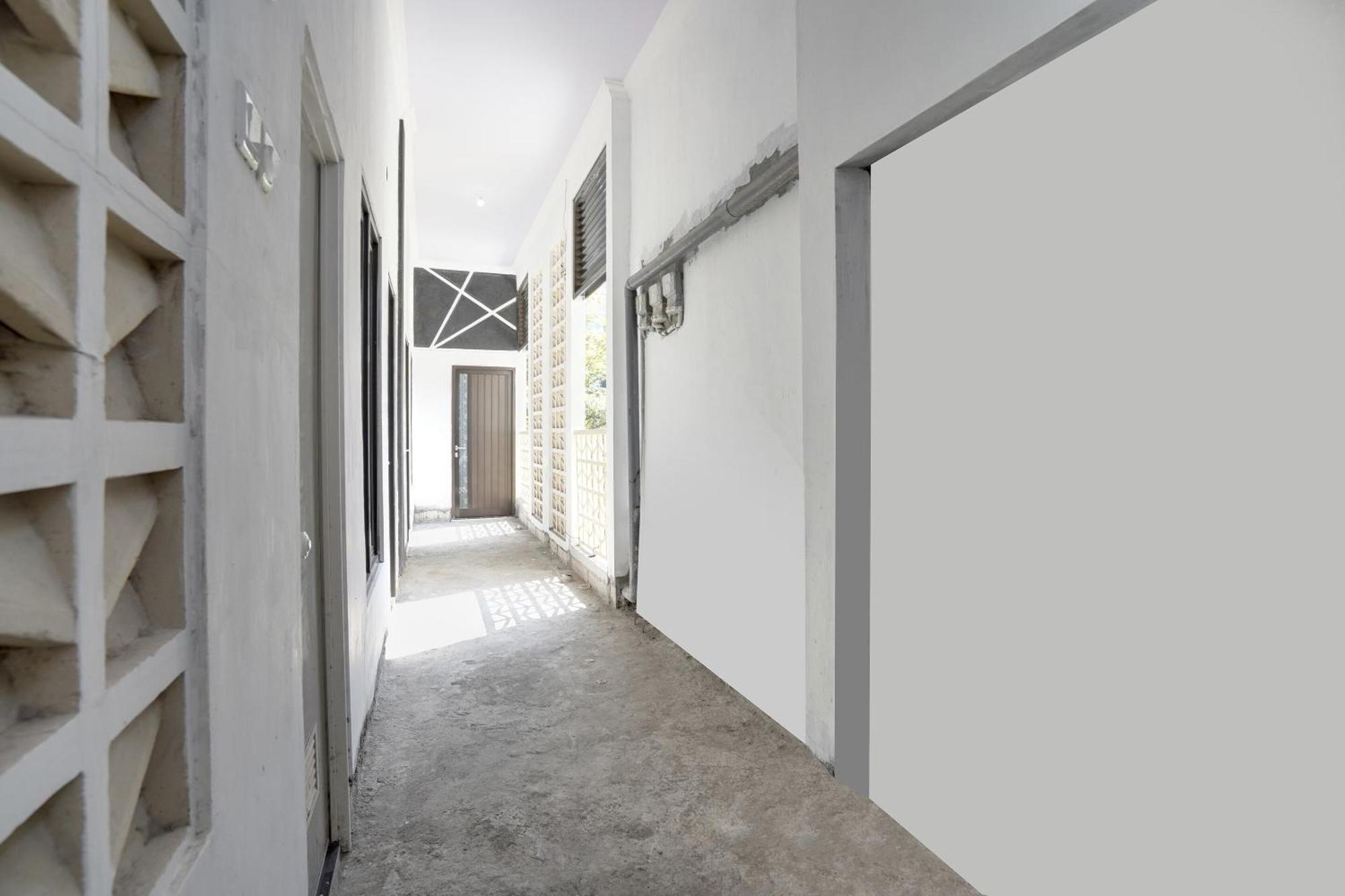 SPOT ON 91745 Rumah Kost Gresik Syariah Bagian luar foto