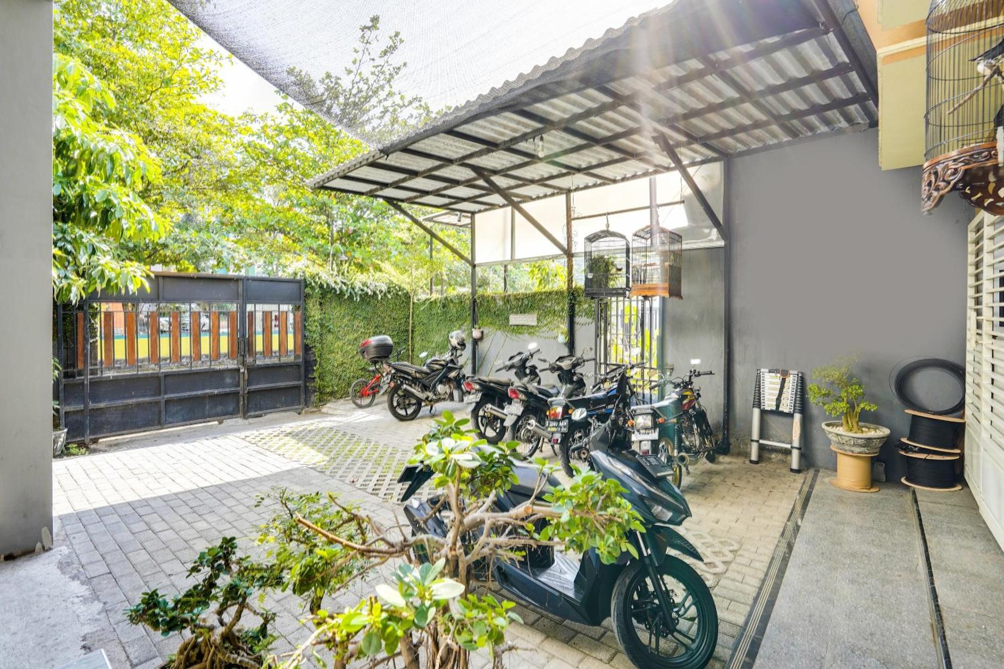 SPOT ON 91745 Rumah Kost Gresik Syariah Bagian luar foto