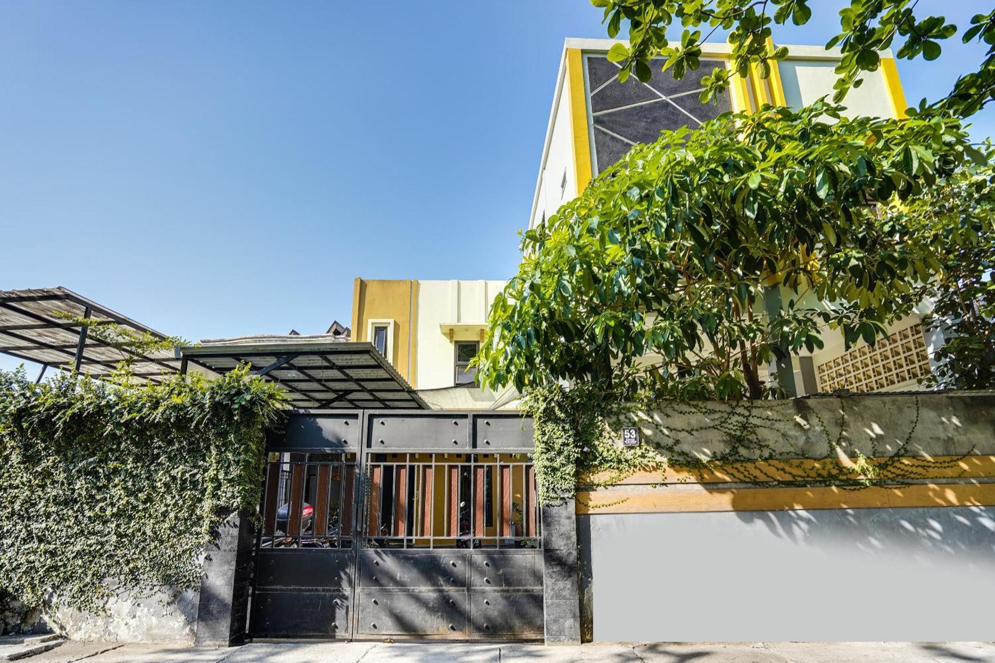SPOT ON 91745 Rumah Kost Gresik Syariah Bagian luar foto