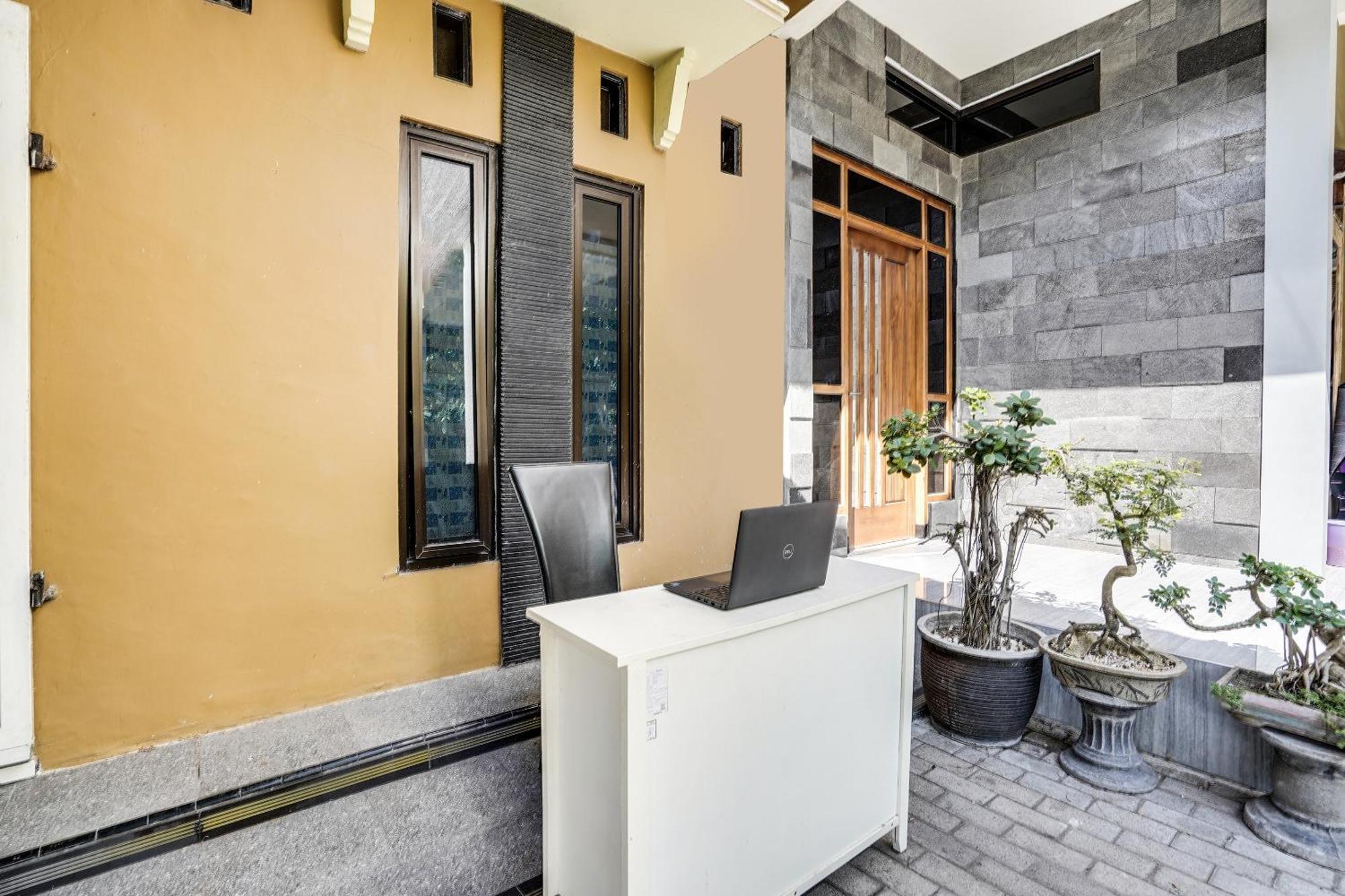 SPOT ON 91745 Rumah Kost Gresik Syariah Bagian luar foto