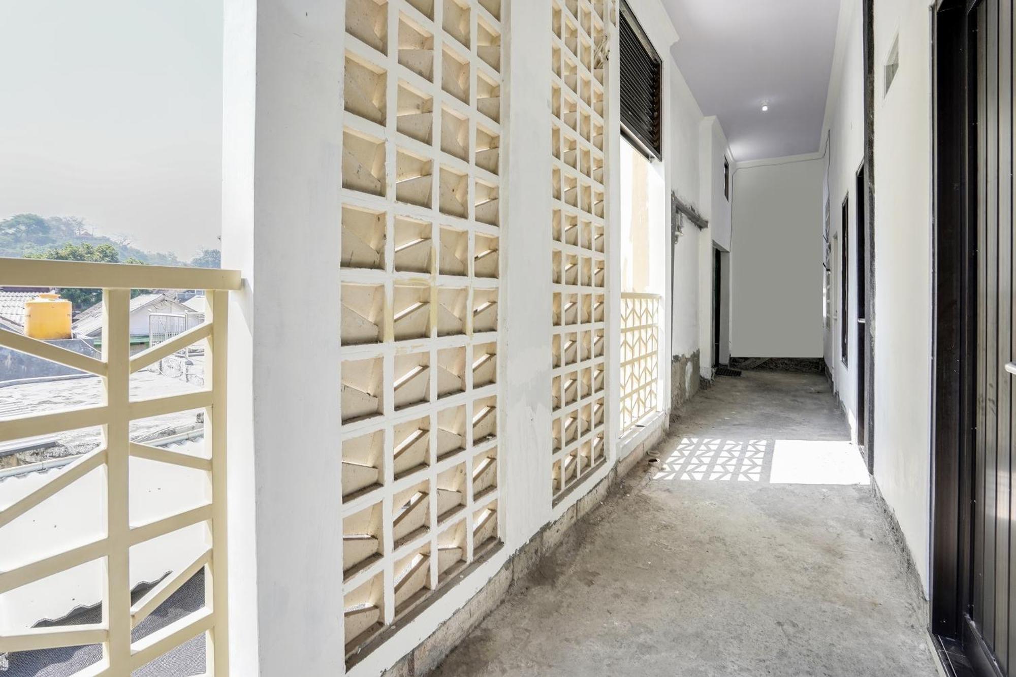 SPOT ON 91745 Rumah Kost Gresik Syariah Bagian luar foto